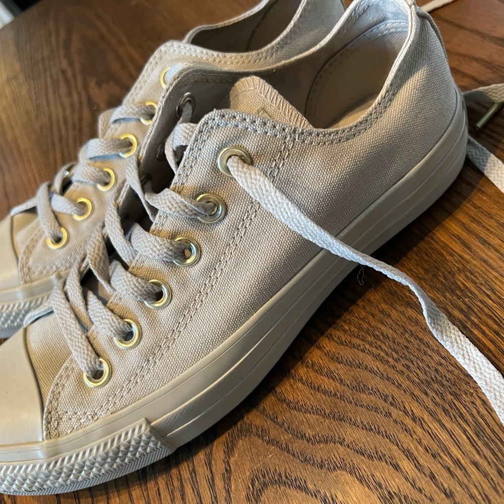 Converse *never worn* - Picture 8 of 9